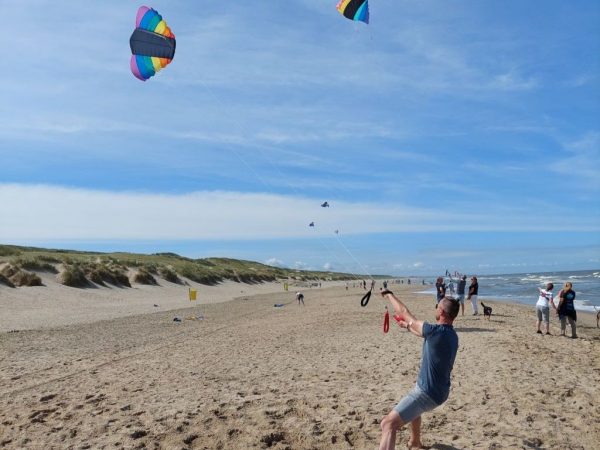 vliegeren-powerkiten-strand-noordwijk